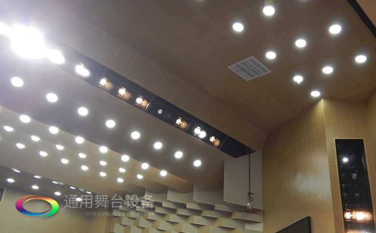 科學計劃工期、合理交叉施工，保質(zhì)保量順利完成工程的交付！通用舞臺阻燃幕布承接羊城廣州培英中學報告廳項目！