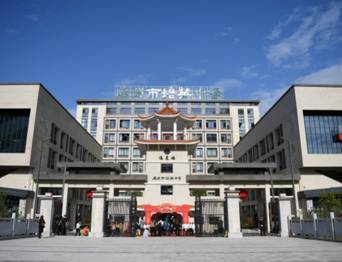 通用舞臺(tái)吊桿承接廣州市培英中學(xué)，大屏幕顯示系統(tǒng)、音頻擴(kuò)聲系統(tǒng)、燈光系統(tǒng)、舞臺(tái)吊桿及機(jī)械等多系統(tǒng)相互協(xié)作