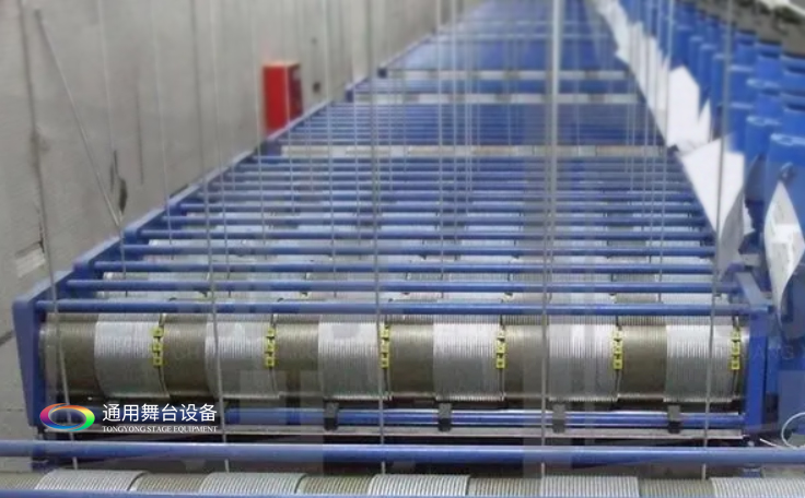單層纏繞舞臺(tái)吊桿機(jī)（定制型）：行程檢測(cè)、沖頂保護(hù)、松疊繩保護(hù)、超載保護(hù)、變頻調(diào)速、單、多臺(tái)編組運(yùn)行