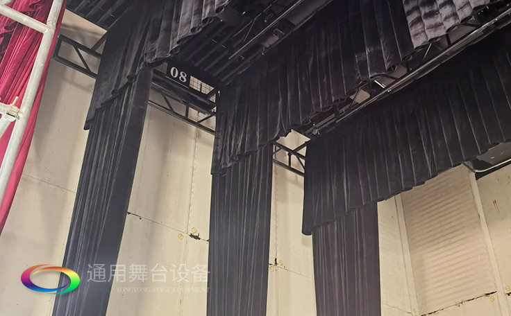 設(shè)置在舞臺(tái)上空，以金屬排架懸掛燈具的設(shè)備——燈光吊架Side lighting ladder通用舞臺(tái)吊桿