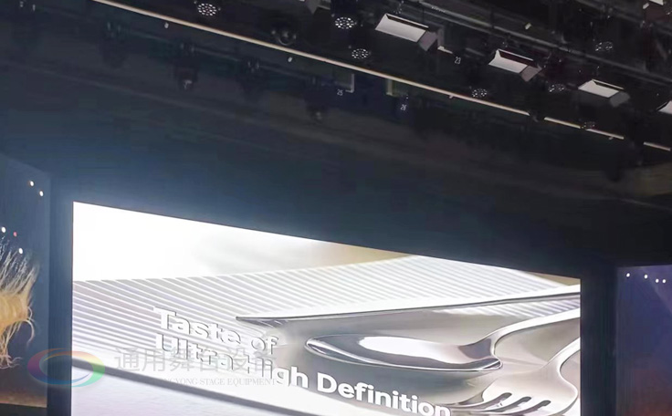 通用舞臺吊桿為曲靖電視臺演播廳提供從系統(tǒng)設(shè)計、設(shè)備成套、安裝施工、系統(tǒng)調(diào)試及技術(shù)支持一體化服務(wù)